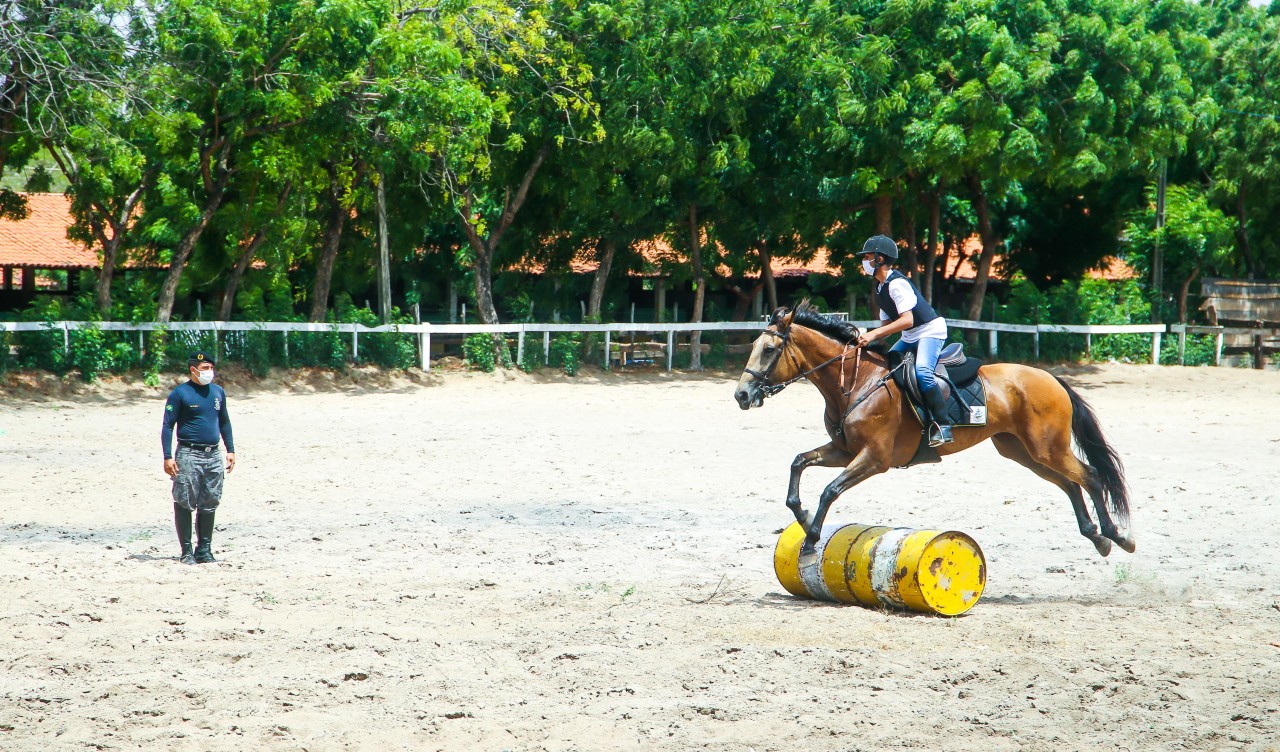 um adolescente andando a cavalo